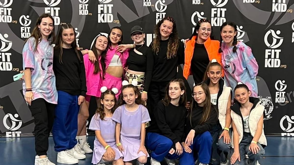 Las integrantes de la escuela de danza de Anna, en el campeonato de Blanes.