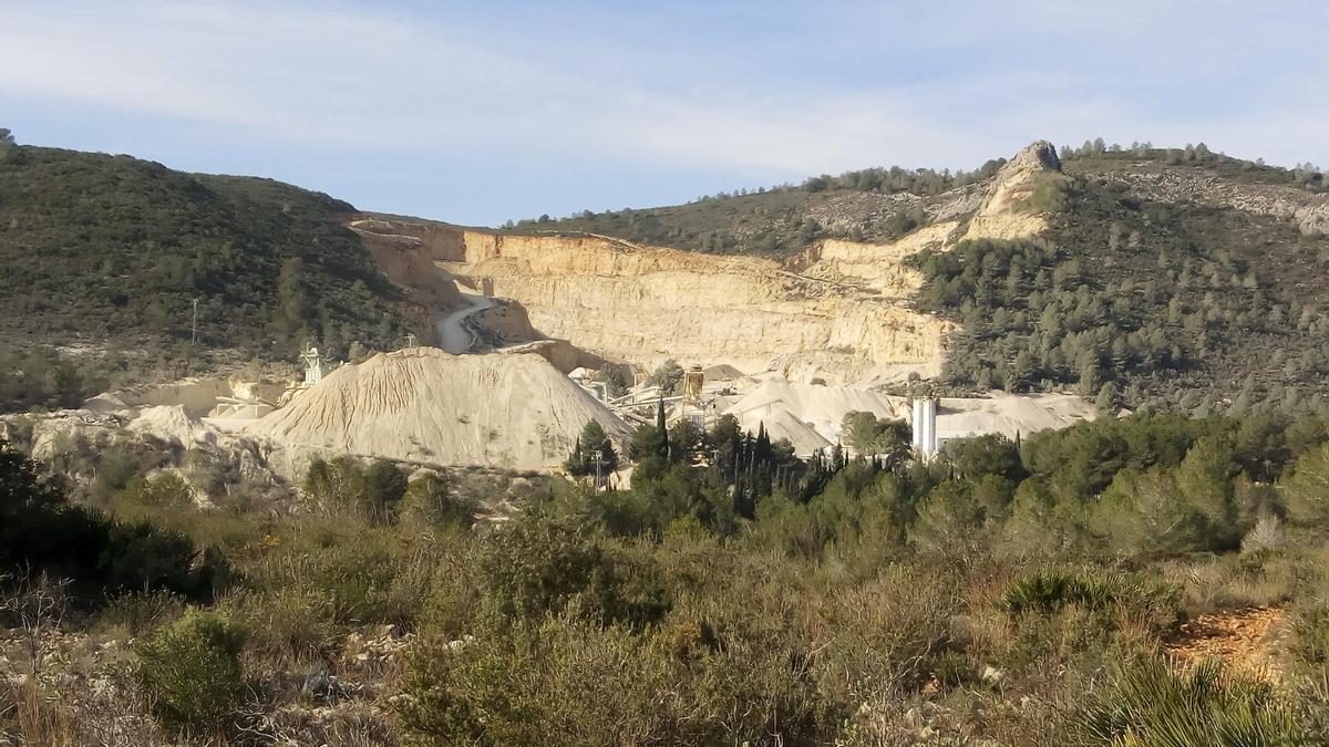 La cantera Serra Grossa en término de Bellús, junto a la carretera desde Xàtiva, en una imagen de archivo.