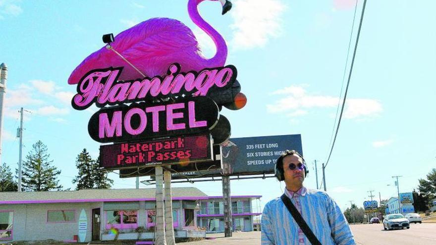 Rigo Pex (Meneo), en un momento del documental ‘The Mystery of the Pink Flamingo’. (L)  | ELD