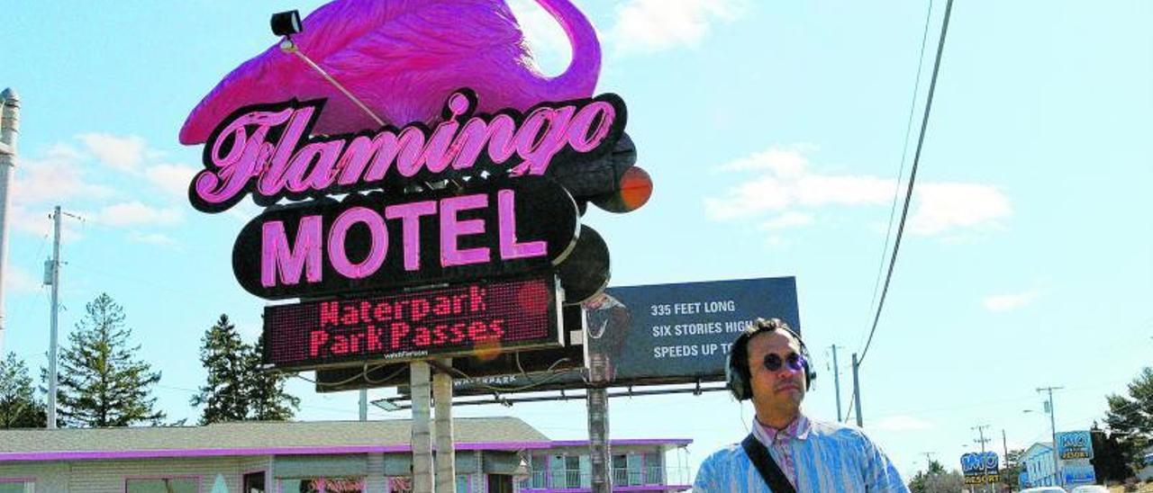 Rigo Pex (Meneo), en un momento del documental ‘The Mystery of the Pink Flamingo’. (L)