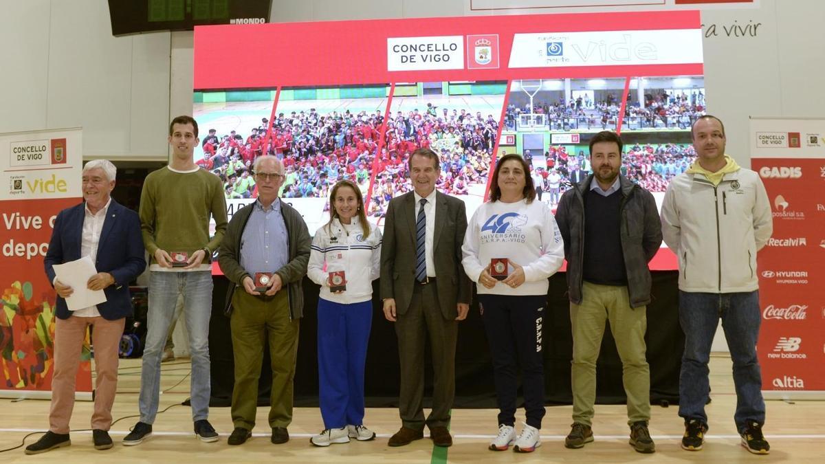 Caballero, con los premiados durante la presentación del programa de VIDE.