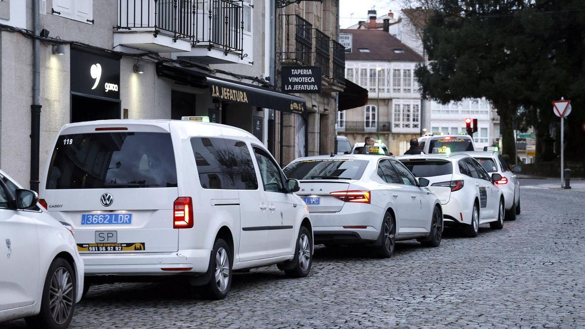 Raxoi regula el tope de 29 taxis en Lavacolla desde esta semana para optimizar el servicio en la ciudad
