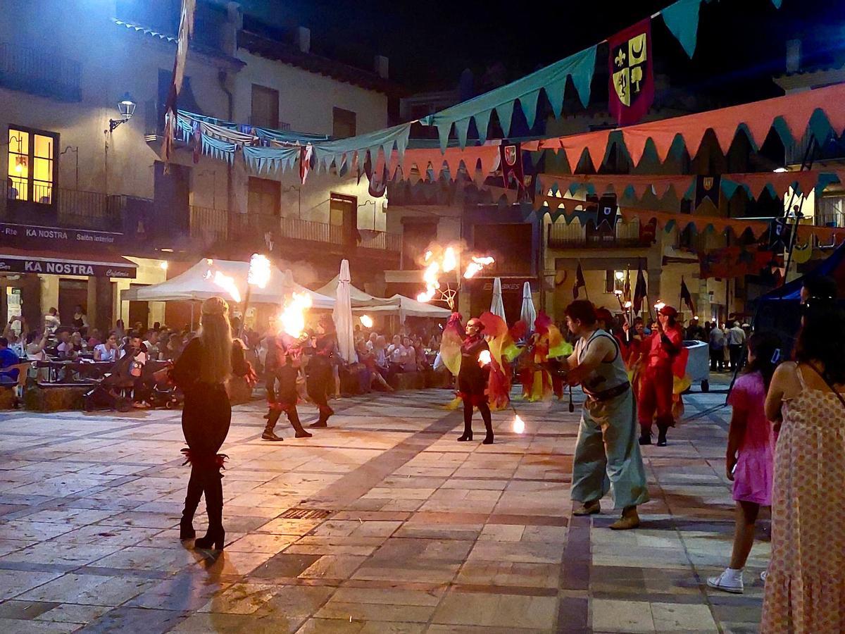 El fuego alumbró la despedida de Sant Mateu Medieval este domingo por la noche.