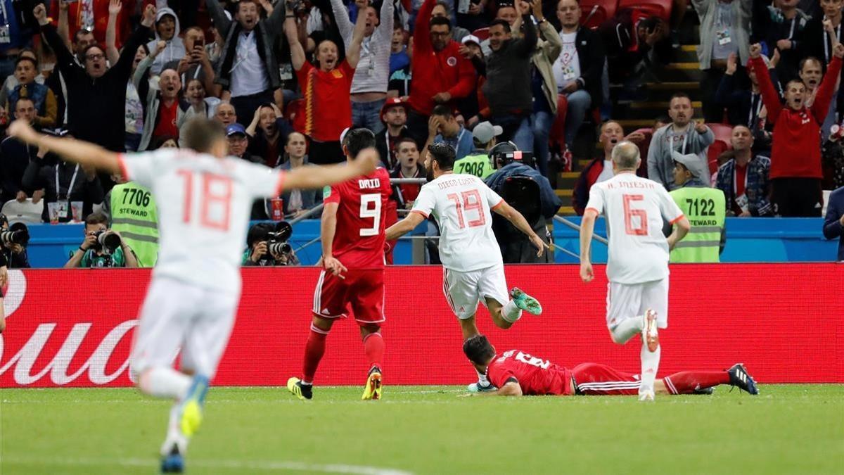 Los jugadores de España celebran el primer gol, de Diego Costa.