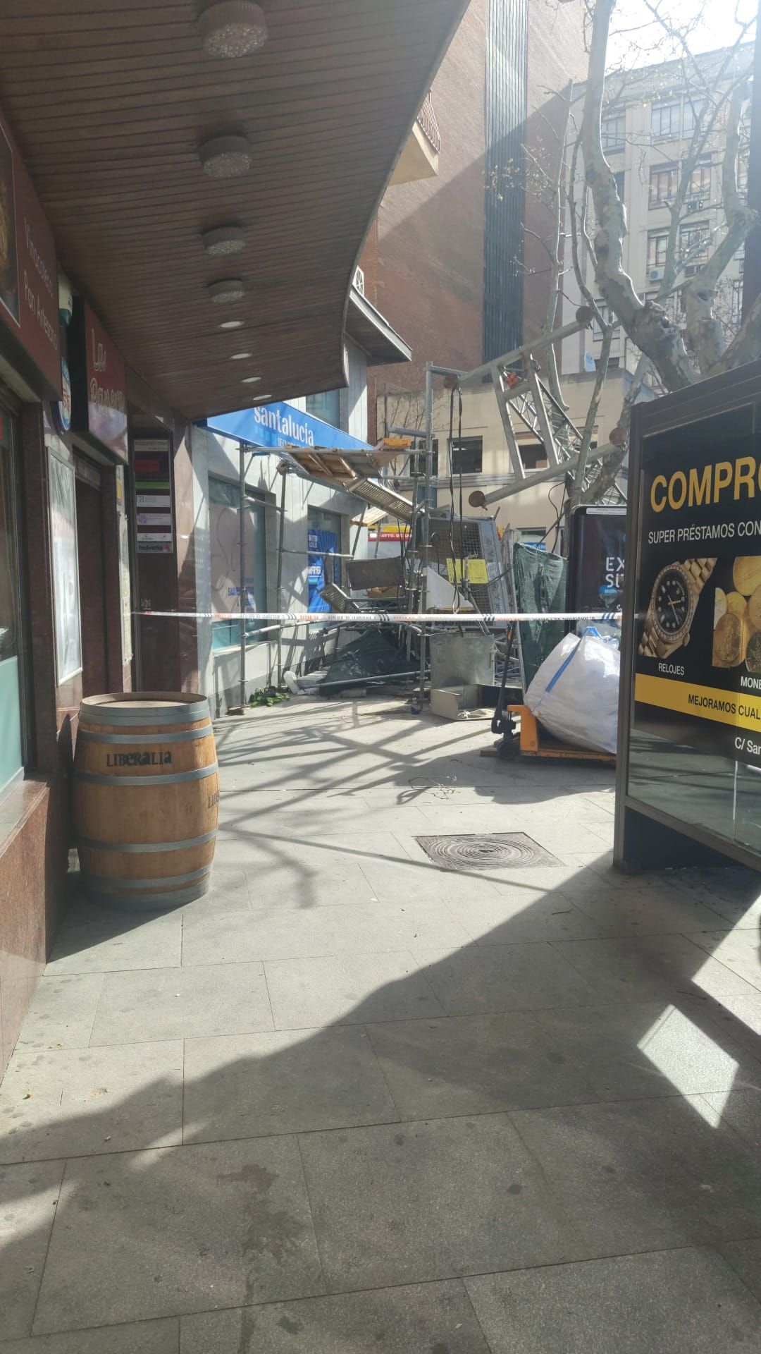 GALERÍA | El desplome de una grúa en Zamora con heridos, en imágenes