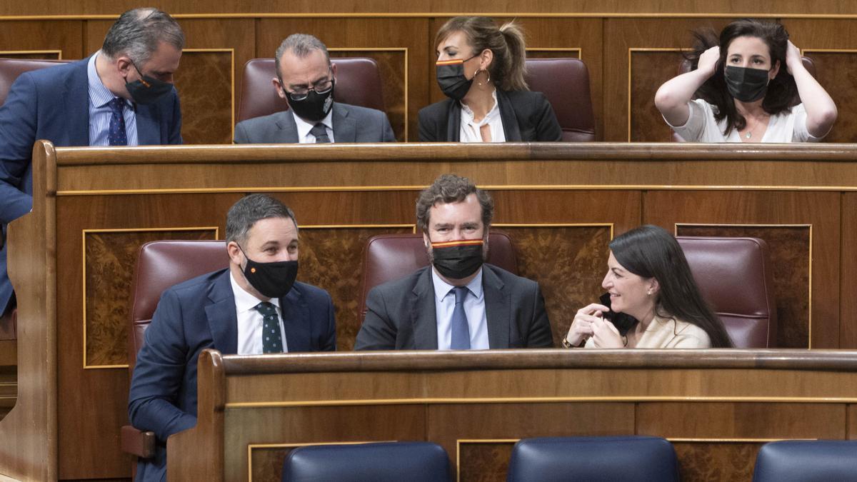 El líder de Vox, Santiago Abascal; el portavoz parlamentario de Vox, Iván Espinosa de los Monteros; y la portavoz de Vox en el Congreso de los Diputados, Macarena Olona, en una sesión plenaria, en el Congreso.