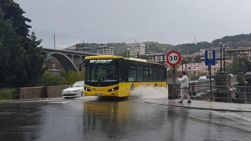 De Puente Nuevo a canal: la lluvia inunda el centro de Ourense
