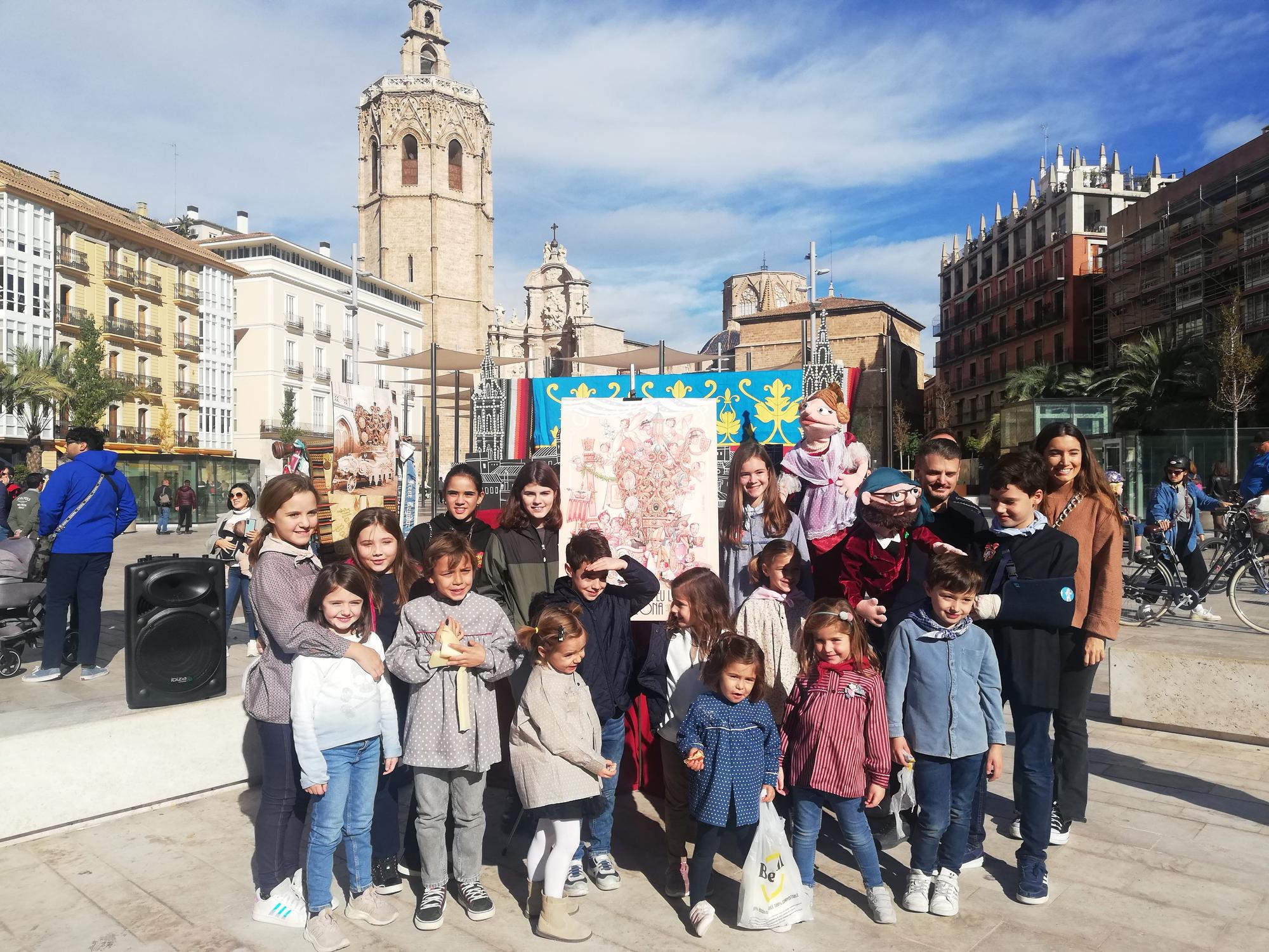 La original presentación del boceto de la falla Reina-Paz de Especial Infantil