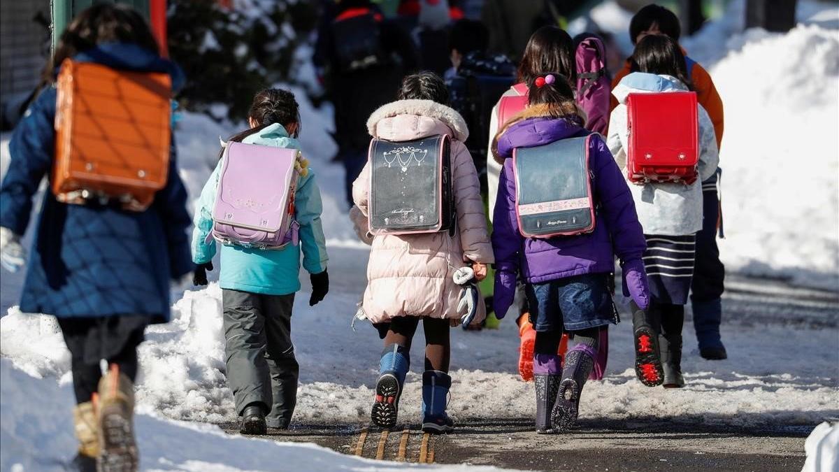 Alumnos de primaria se dirigen a su centro escolar en la ciudad japonesa de Sapporo.