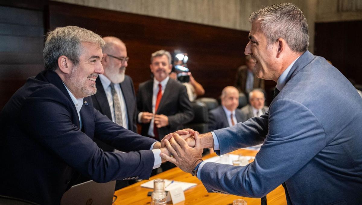 Fernando Clavijo (i) y el vicepresidente Manuel Domínguez, antes de la reunión de un Consejo Asesor en 2025.