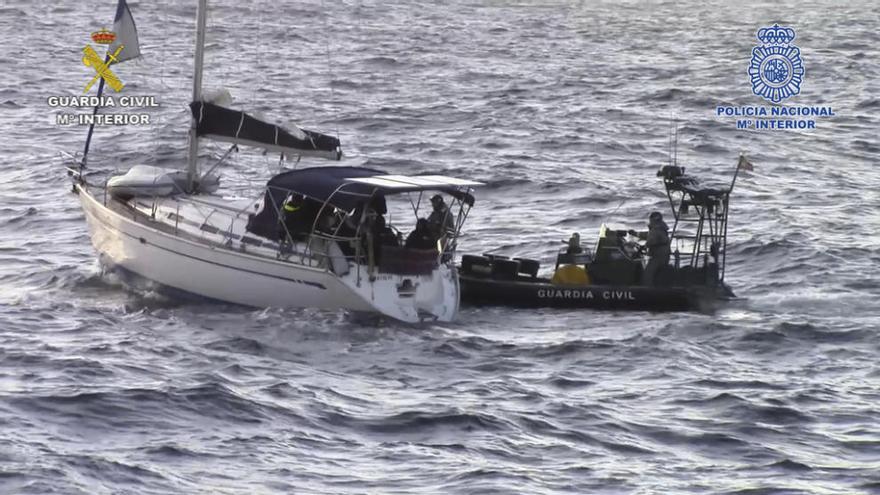 Velero interceptado por la Guardia Civil en el Atlántico con la droga a bordo.