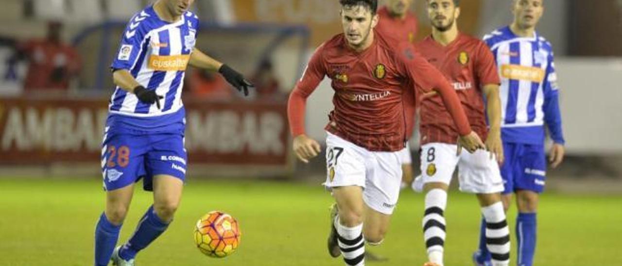 Damià Sabater conduce la pelota ayer en Vitoria.