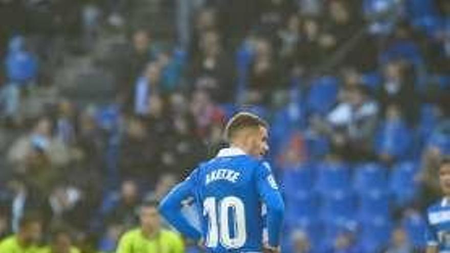 Aketxe, del Dépor, desolado tras un gol del Zaragoza.