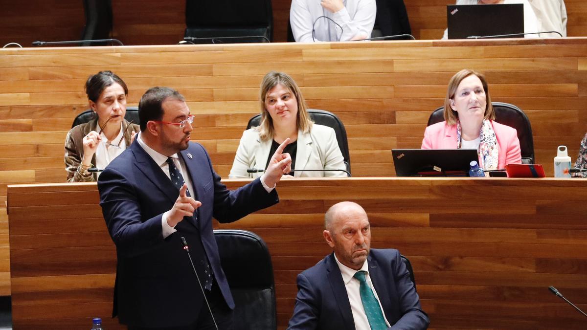 Adrián Barbón, durante el pleno de la Junta.