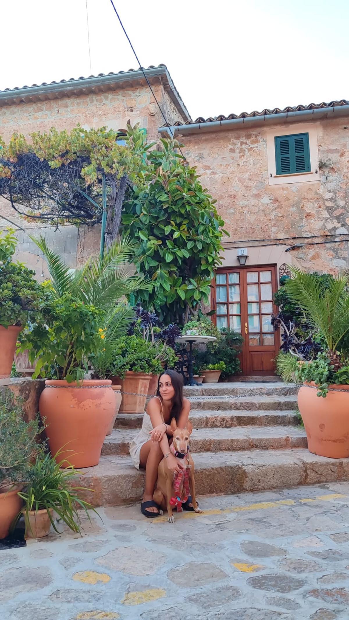 Alba mit ihrer Hündin.