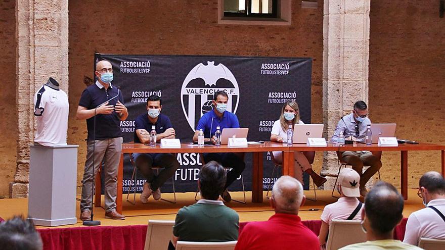 El alcalde, Toni Saura, con los representantes del València CF, en el Castell.