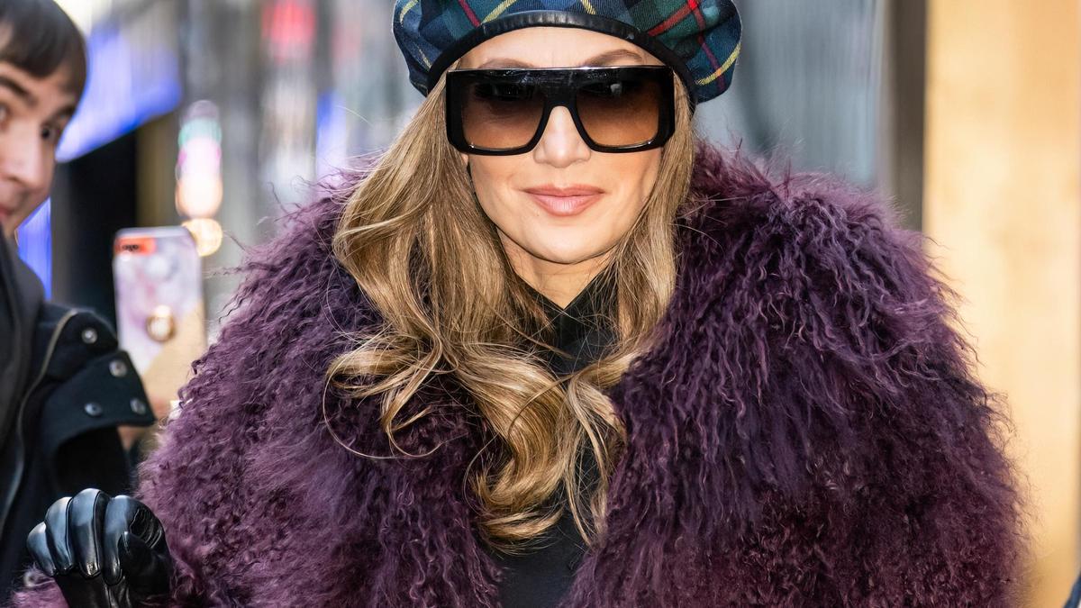 Los cuatro looks de Jennifer Lopez en Nueva York (llenos de tendencias) para anunciar su próxima gira