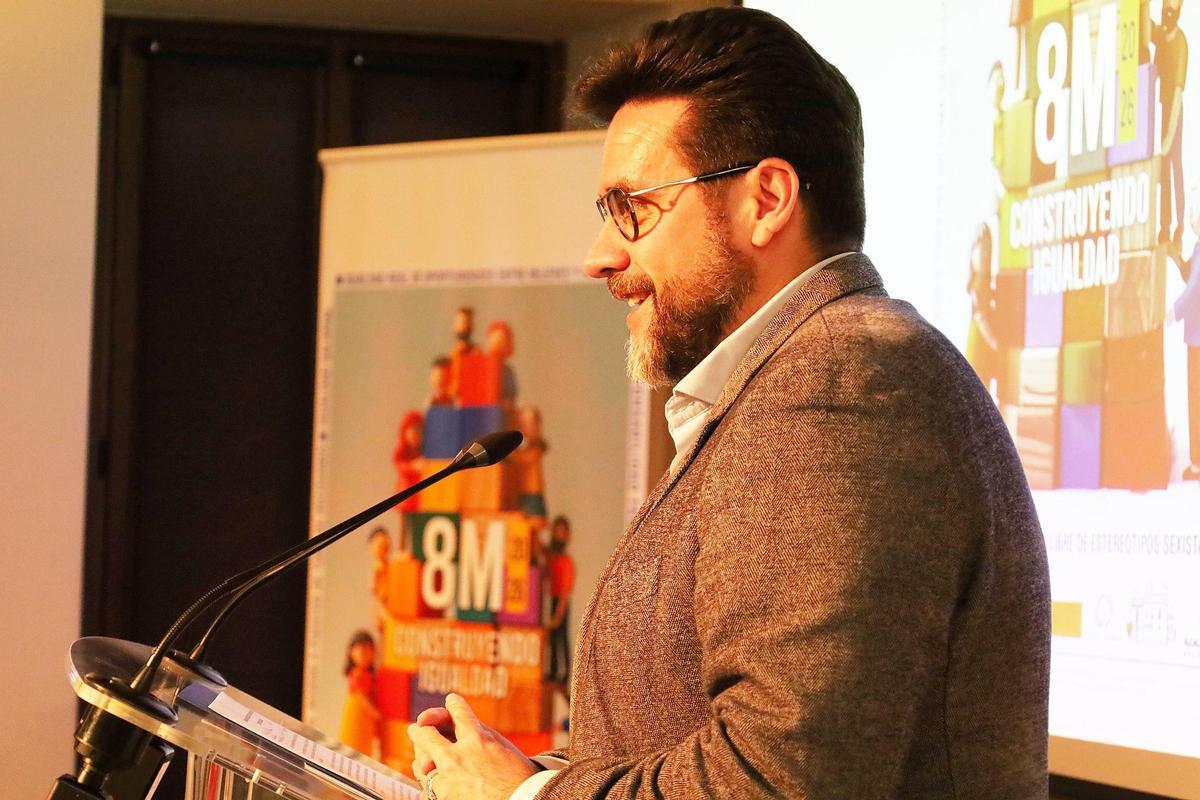Santiago Alonso, concejal de Igualdad, en la presentación de la programación del 8M en Alcalá