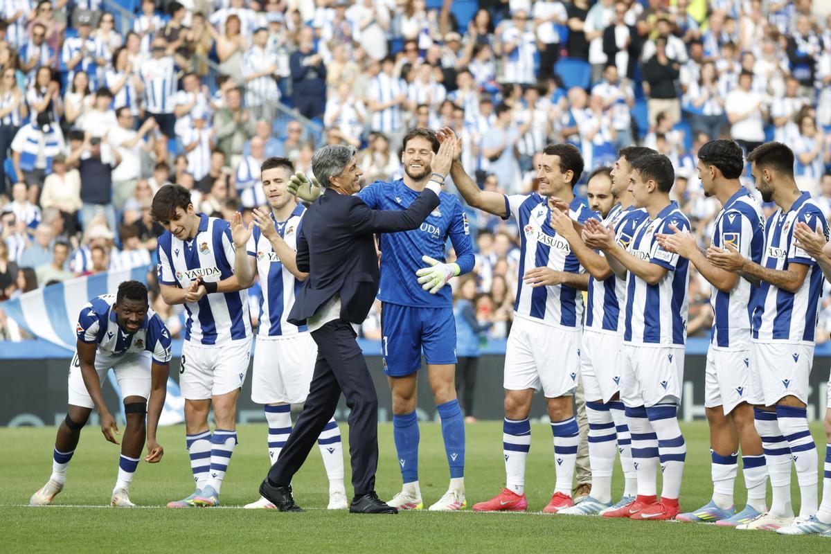 SAN SEBASTIÁN, 18/05/2025.- El entrenador de la Real Sociedad, Imanol Alguacil (c) saluda a sus jugadores tras recibir la insignia de oro y brillantes de mano del presidente del equipo, Jokin Aperribay, antes del partido de LaLiga entre la Real Sociedad y el Girona, este domingo en el estadio Reale Arena. EFE/ Javier Etxezarreta