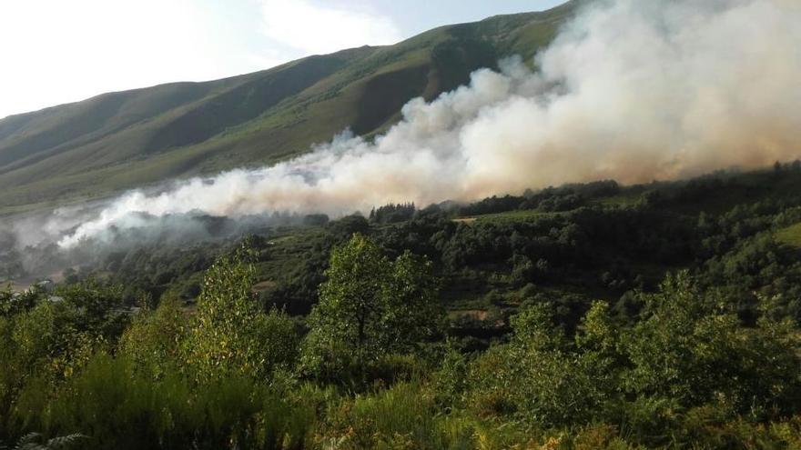 Un espectacular incendio al lado de las casas moviliza a los vecinos de Degaña