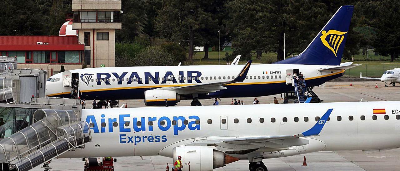 Aeronaves de Ryanair y Air Europa en el aeropuerto de Peinador. |   // MARTA G, BREA