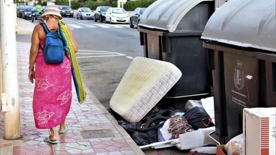 Contenedores con residuos orgánicos y un colchón abandonado en Gran Alacant.