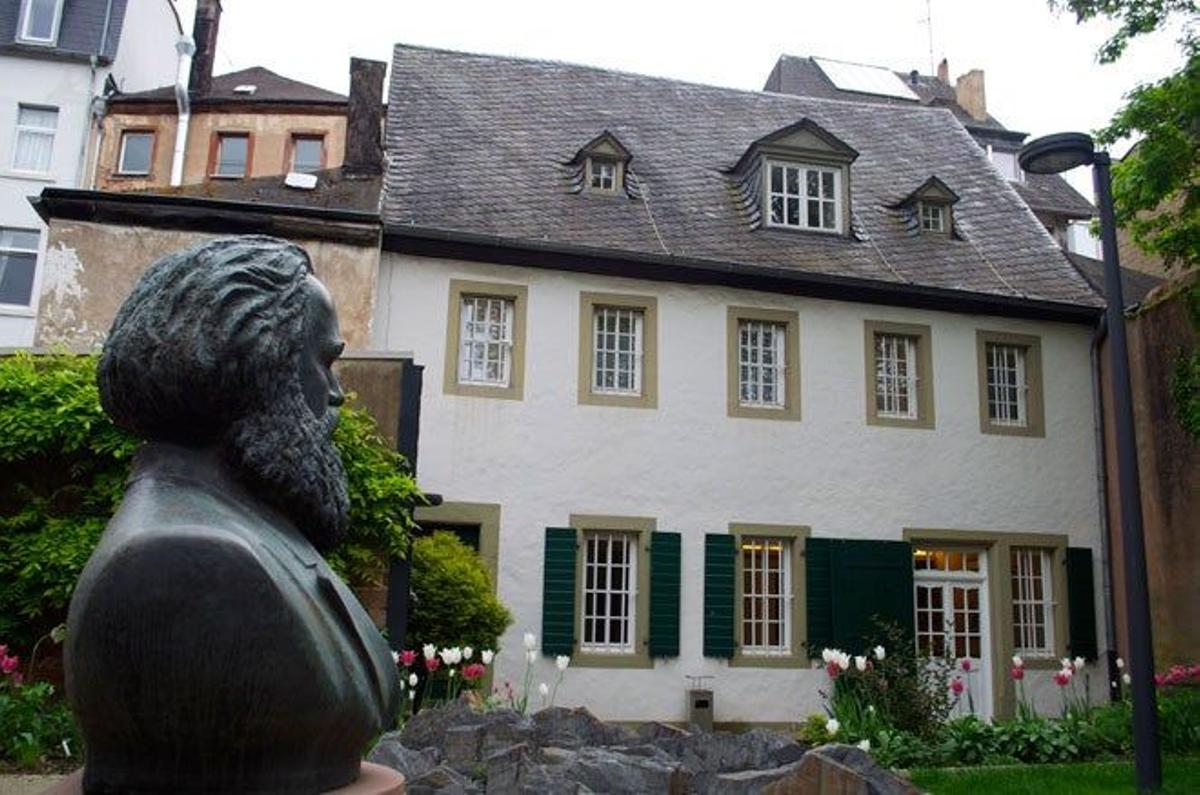 Un busto de Karl Marx vigila' el jardín de su casa natal.