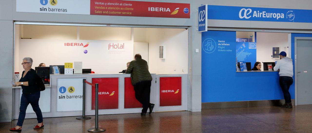 Oficinas en el aeropuerto de Vigo de las dos aerolíneas que operan a Madrid: Iberia y Air Europa.