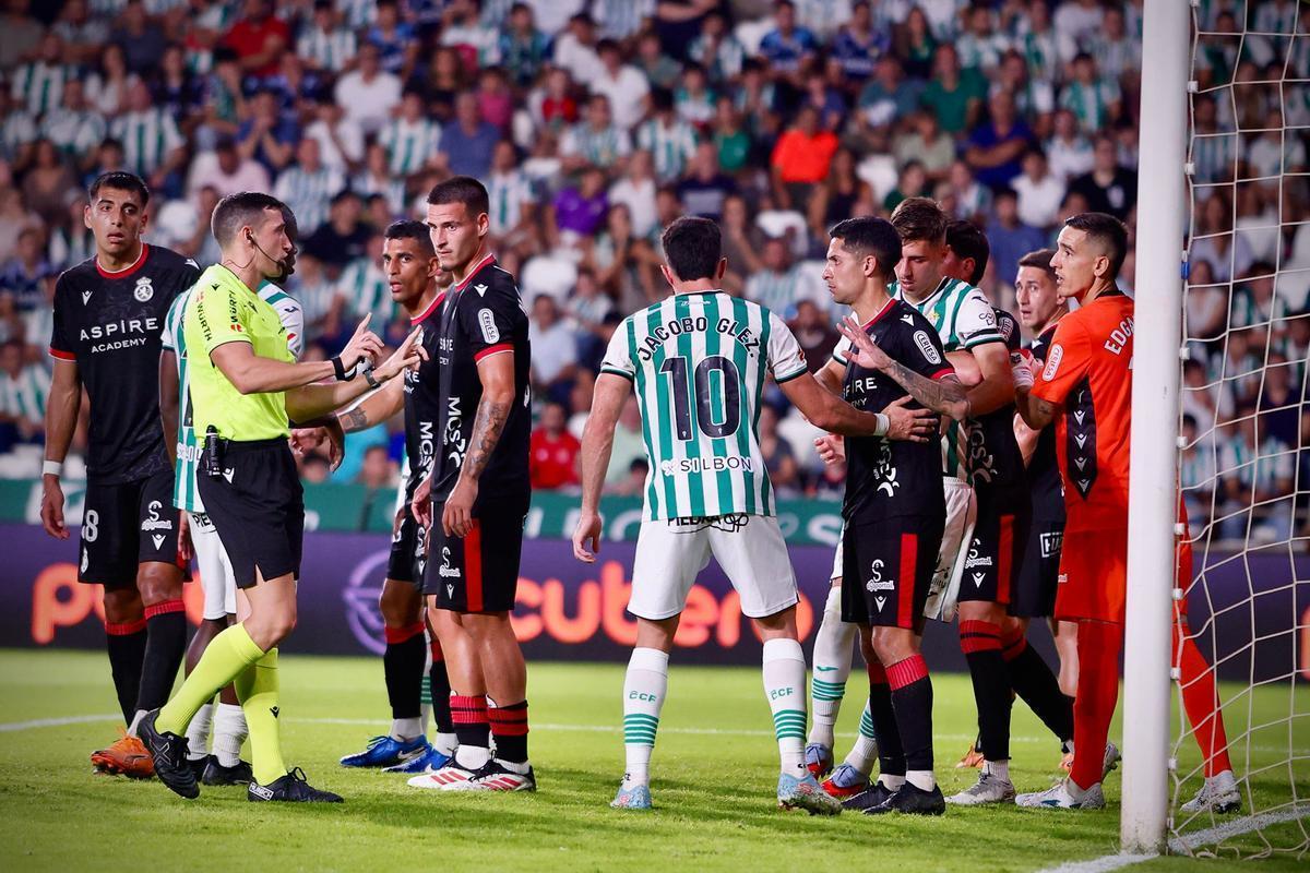 Etayo Herrera, durante un lance a balón parado del Córdoba CF-Cultural y Deportiva Leonesa de este curso.