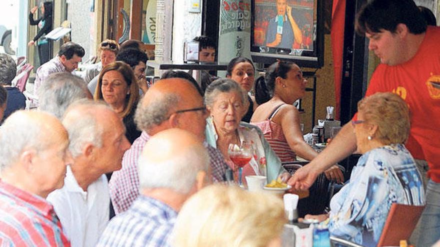 Un camarero atiende una de las terrazas de la zona peatonal de Vilagarcía.  // Iñaki Abella