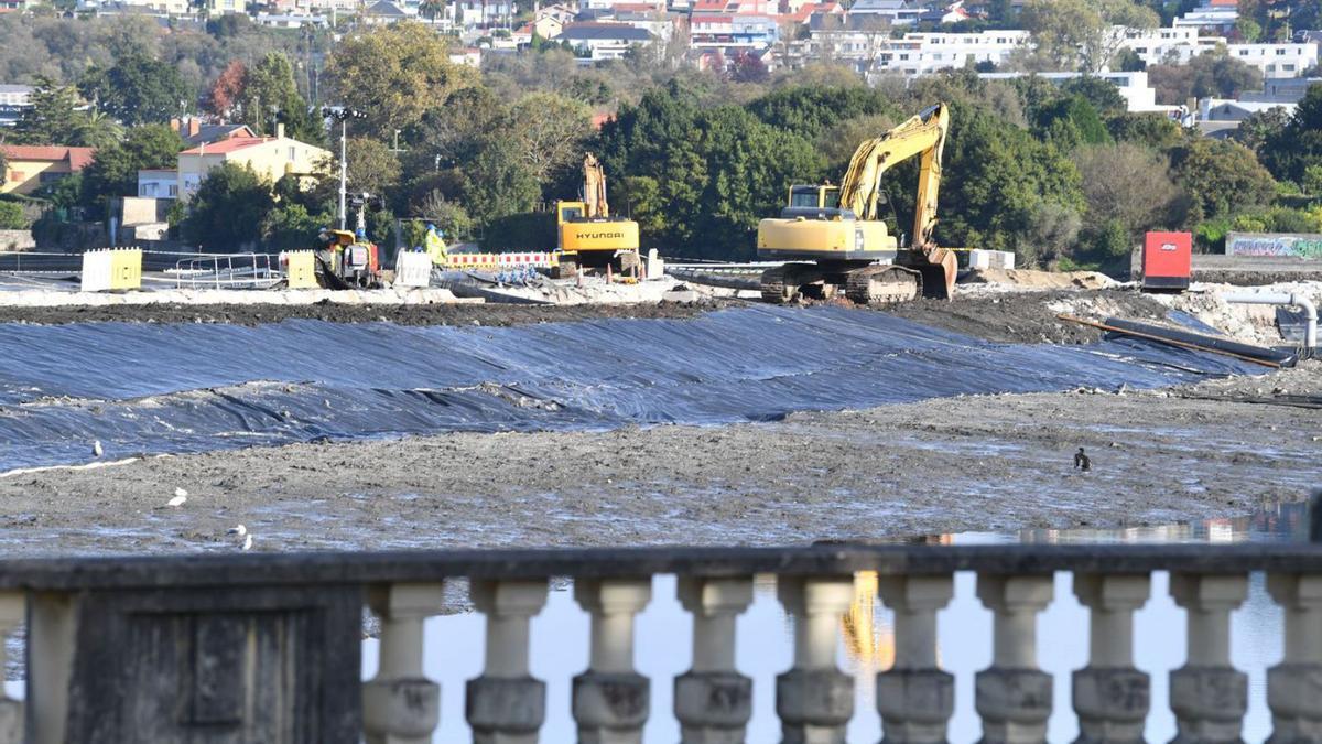 Trabajos en el litoral de O Burgo, junto al jardín botánico, este sábado.   | // VÍCTOR ECHAVE