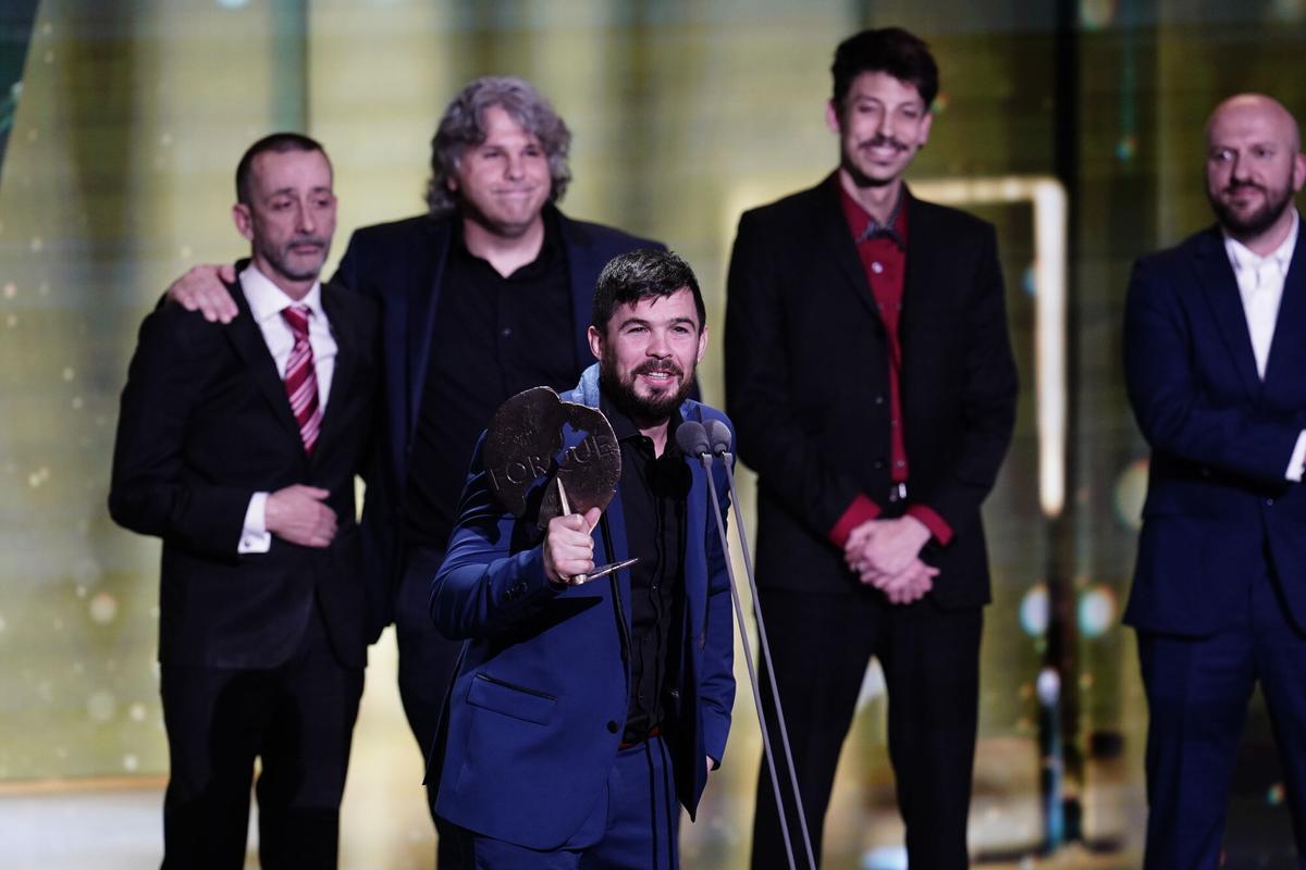 El director Cristian Beteta interviene junta al equipo de la película Ángulo muerto tras recoger el premio a Mejor cortometraje cinematográfico durante la gala de la 31 edición de los Premios José María Forqué, en el Palacio Municipal de IFEMA, a 13 de diciembre de 2025, en Madrid (España). Los Premios Cinematográficos José María Forqué, conocidos como ‘Premios Forqué’, fueron creados en 1996 por la Entidad de Gestión de Derechos de los Productores Audiovisuales (Egeda) para honrar la memoria de José María Forqué, figura en la cinematografía española y primer presidente de Egeda. EGEDA creó el premio con el objetivo de difundir la importancia de la industria audiovisual española e impulsar la figura del productor cinematográfico. 13 DICIEMBRE 2025;GALA;PREMIOS FORQUÉ;FORQUÉ;PREMIOS;31 EDICIÓN;IFEMA;MADRID A. Pérez Meca / Europa Press 13/12/2025. Cristian Beteta;A. Pérez Meca;