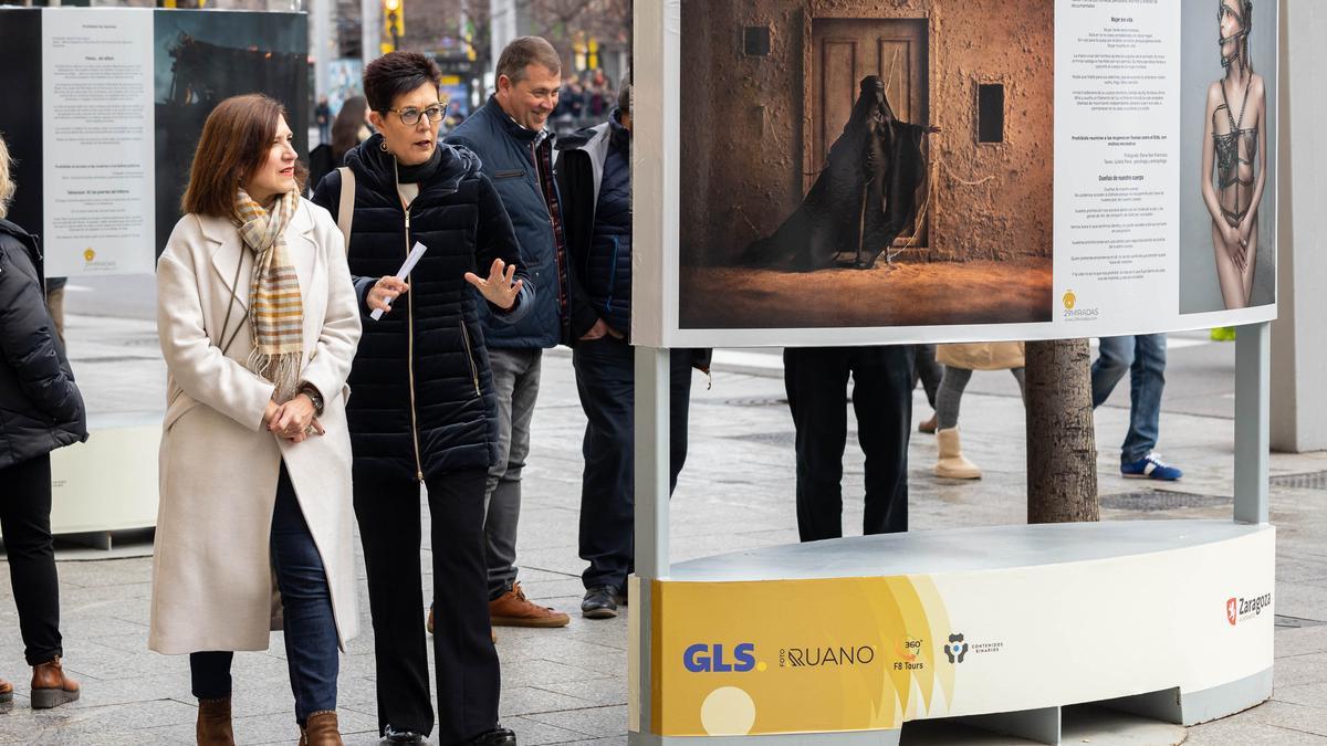 Sara Fernández y Begoña Osambela, en la exposición que se ha inaugurado hoy.