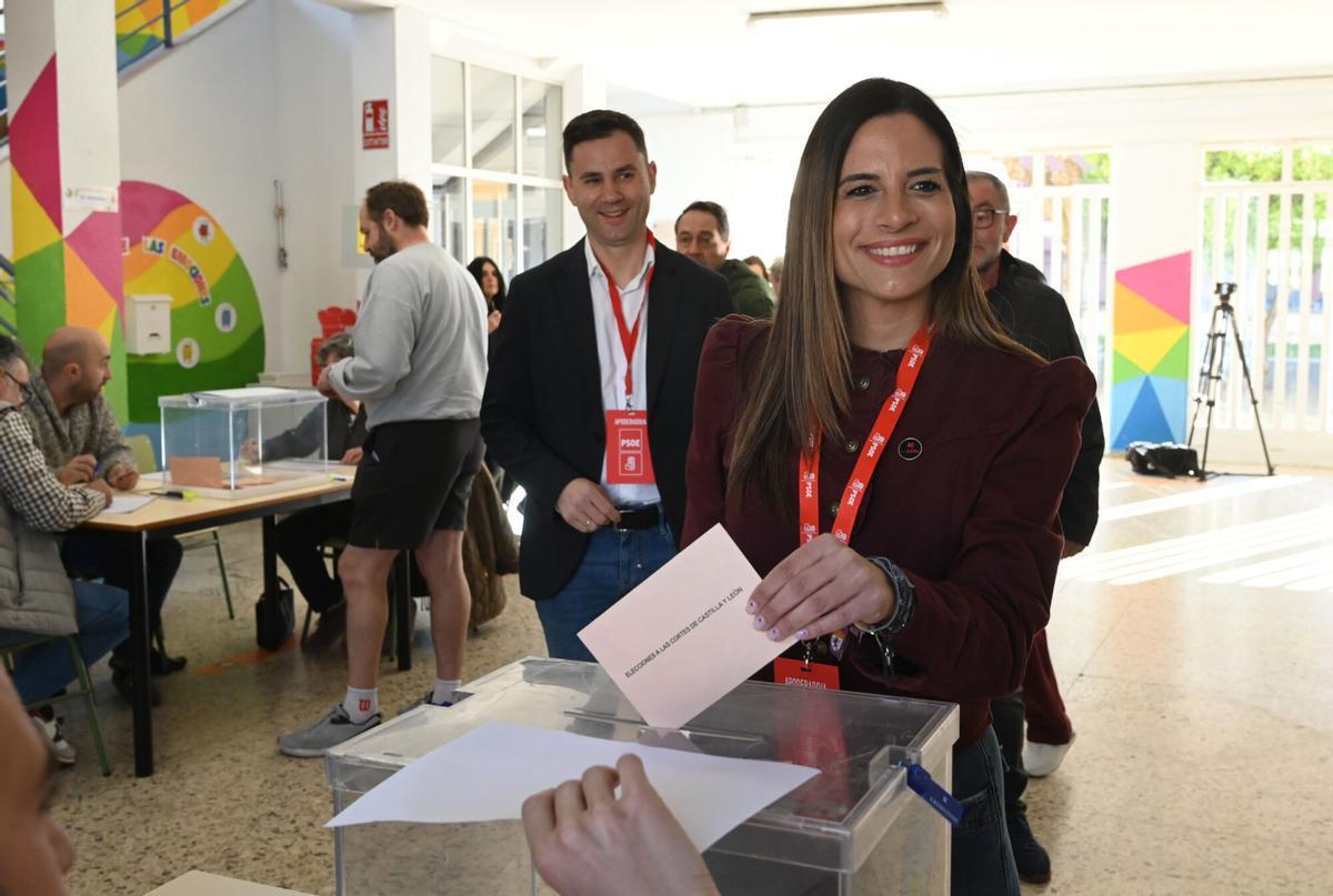 La candidata del PSOE por León, Nuria Rubio, ejerce su derecho al voto en un colegio electoral en León, este domingo.