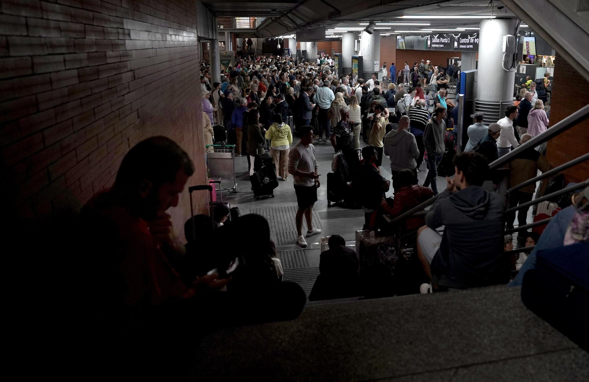 Estación de Atocha con retrasos de trenes causados por la DANA.