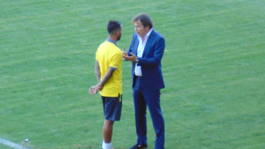 Cruz dialoga con Viera, ayer, antes del partido, en Do Marítimo.