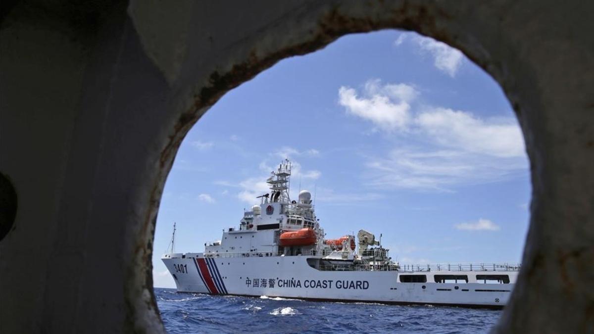 Un guarda costas chino intenta bloquear el paso de un barco filipino en la zona en disputa en una imagen del 2014.