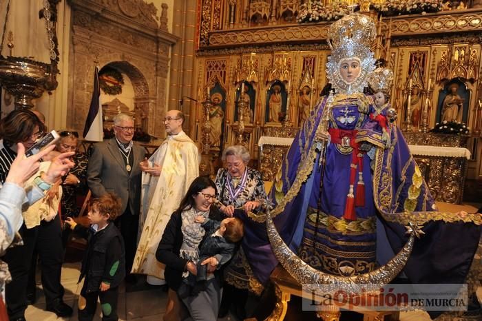 Los niños pasan por el manto de la Fuensanta