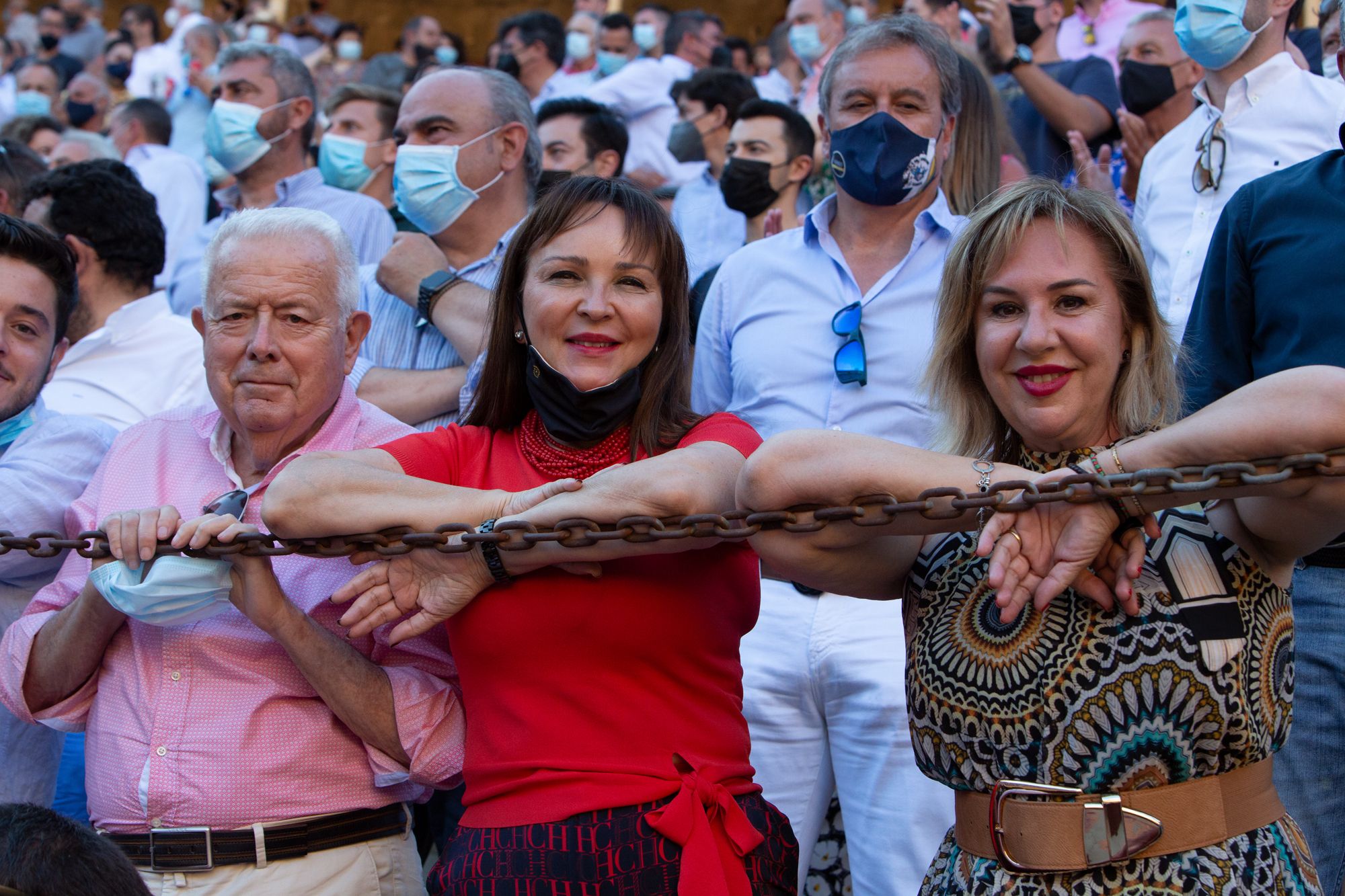 El Juli y Manzanares salen a hombros en la primera tarde de homenaje al maestro de Alicante