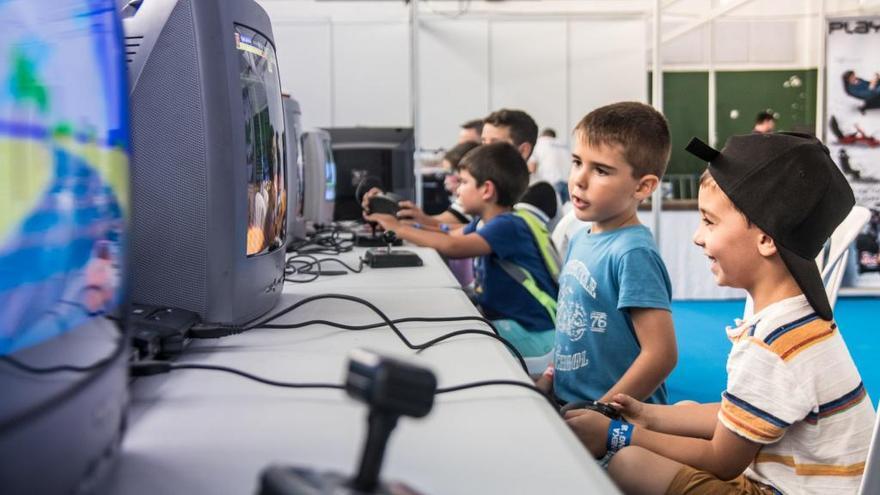Niños jugando a videojuegos retro.