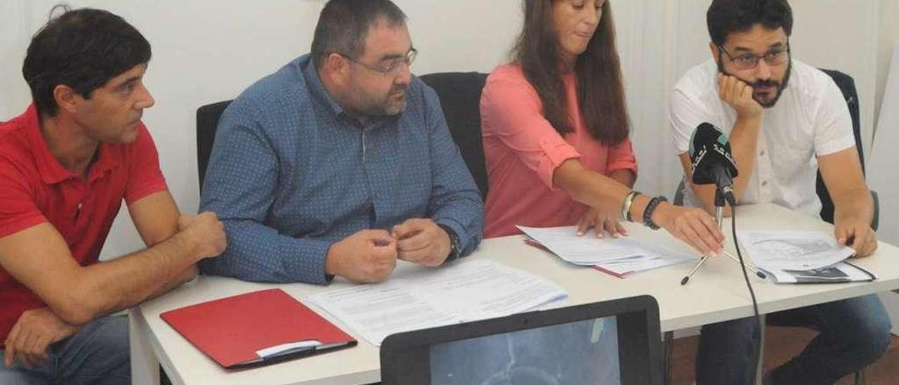 El ingeniero Óscar Álvarez, los ediles Lino Mouriño y Paola María y el arquitecto Iago Fernñández. // I. Abella