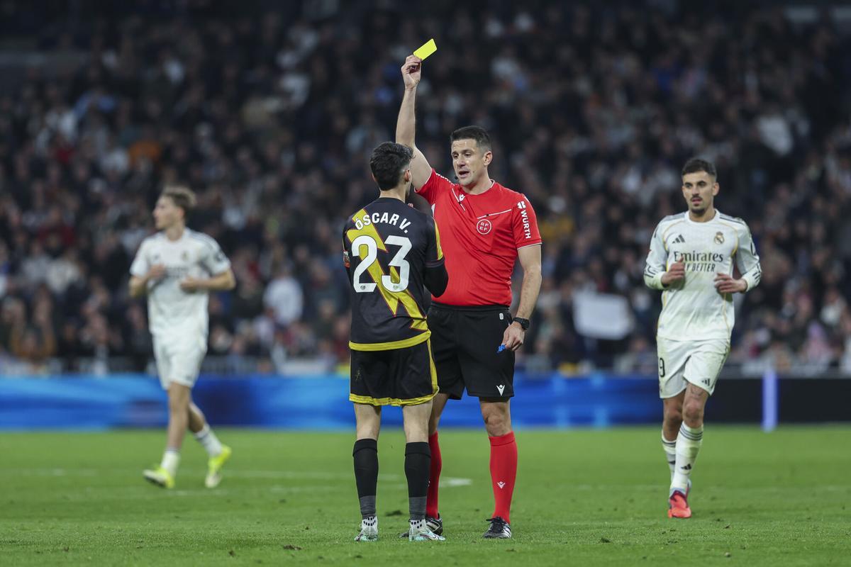 Isidro Diaz de Mera Escuderos referee of the match see the yellow card to Oscar Valentin of Rayo Vallecano in action during the Spanish League, LaLiga EA Sports, football match played between Real Madrid and Rayo Vallecano at Santiago Bernabeu stadium on February 01, 2026, in Madrid, Spain. AFP7 01/02/2026 ONLY FOR USE IN SPAIN. Irina R. Hipolito / AFP7 / Europa Press;2026;SPAIN;SPORT;ZSPORT;SOCCER;ZSOCCER;Real Madrid v Rayo Vallecano - LaLiga EA Sports