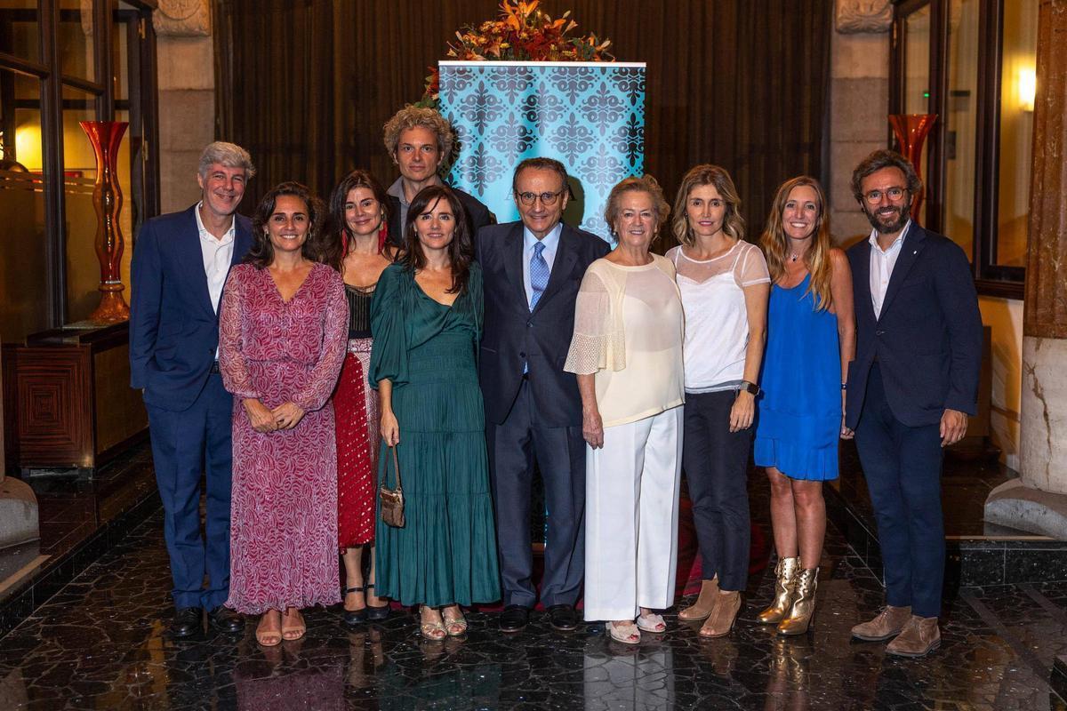 La editorial Alba brinda por sus 30 años. En la foto, Álvaro Alcolea, Arantxa Moll, Susi Moll, David Martínez, la directora de la editorial Alba Idoia Moll, el presidente de Prensa Ibérica Javier Moll, la vicepresidenta de Prensa Ibérica Arantza Sarasola, Ainhoa Moll, Usoa Arregui y el CEO de Prensa Ibérica Aitor Moll.