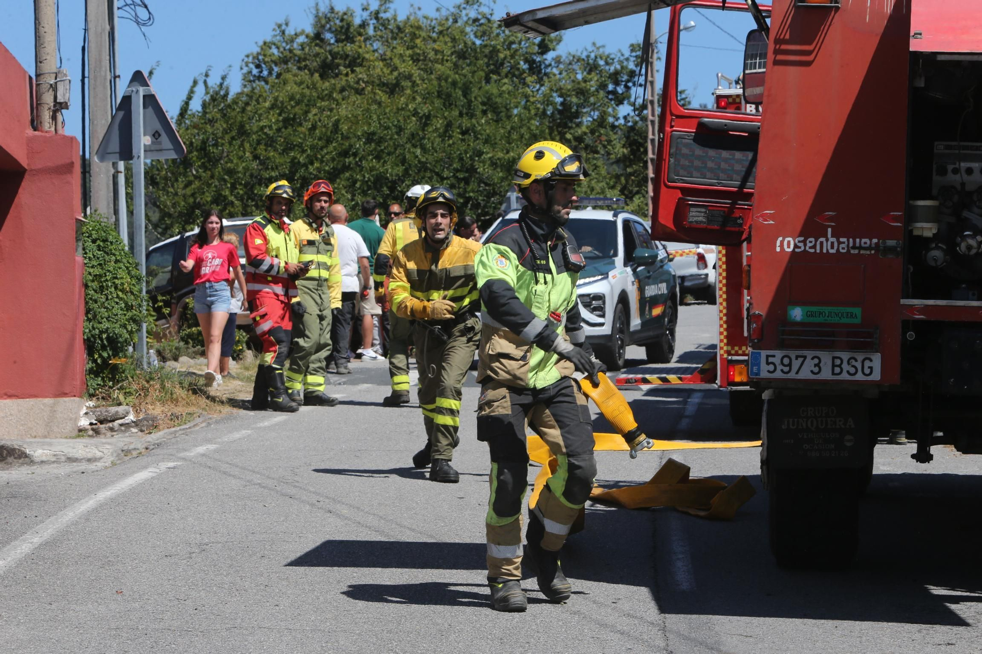 Vecinos se sumaron a las labores de extinción del incendio de A Barraca, en Bueu