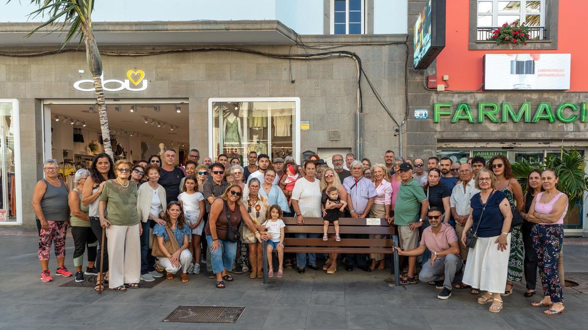 Familia y amigos de Amadita junto a su banco en la Avenida de Canarias.