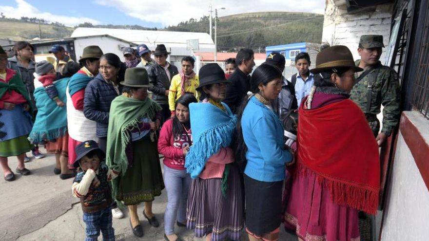 Colas en un centro de votación