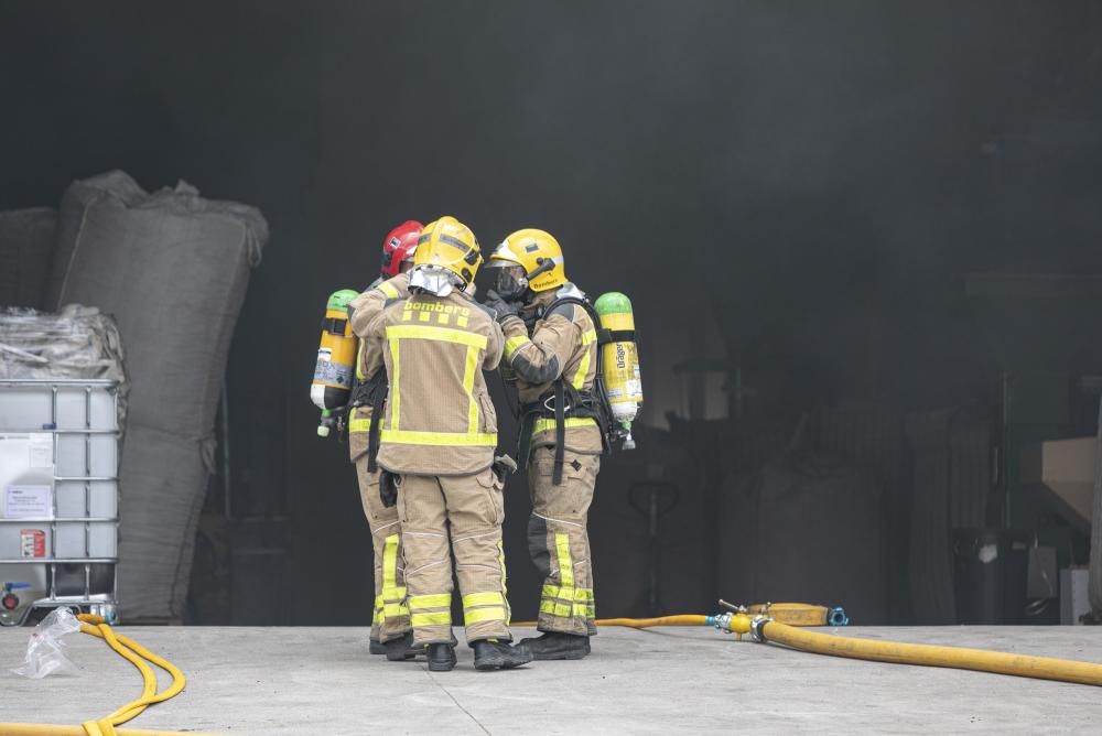 Incendi en una nau industrial de Riudellots