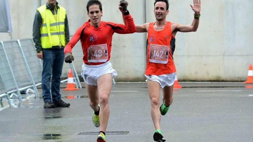 Amadeo Abal (izquierda) y Diego Calvete (derecha) ganaron la prueba y llegaron de la mano. // Rafa Vázquez