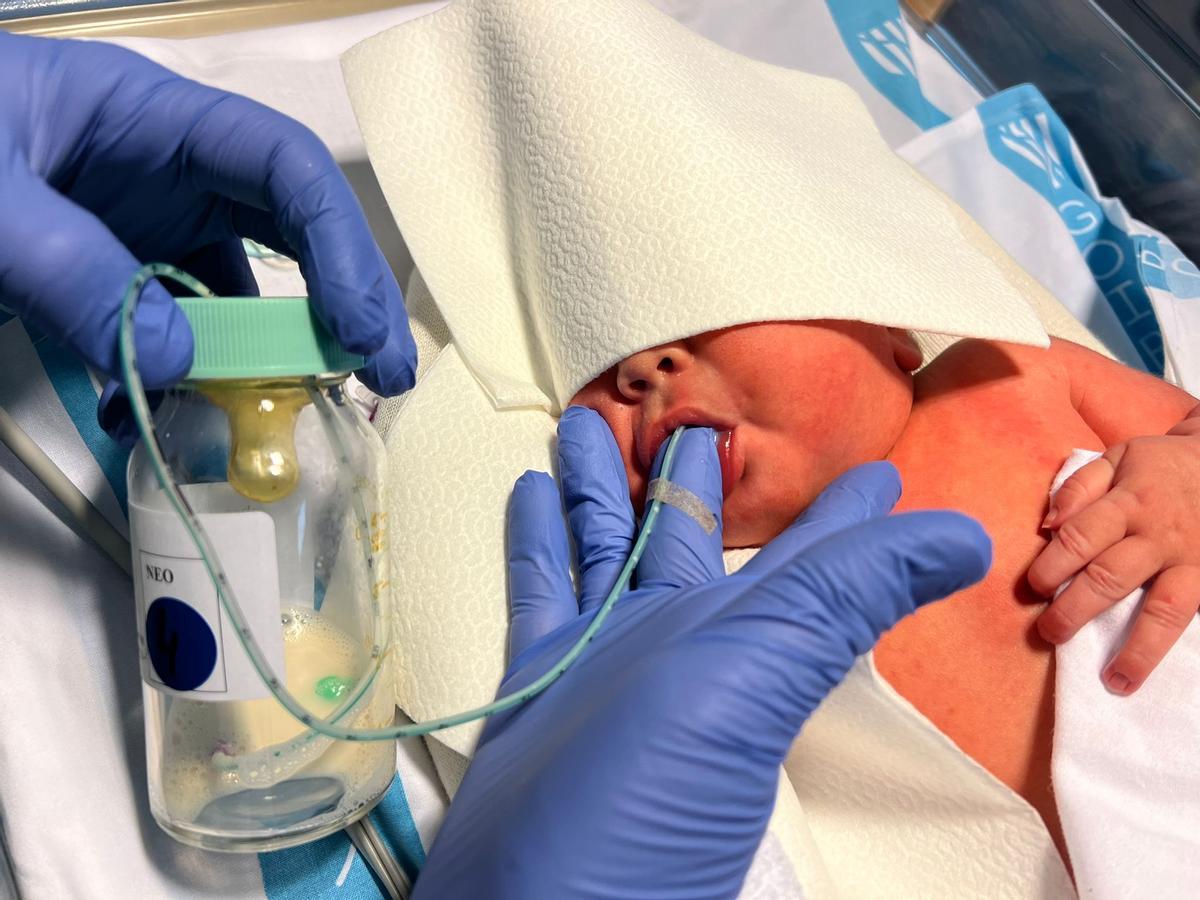 Una enfermera alimenta a un recién nacido en Son Llàtzer.