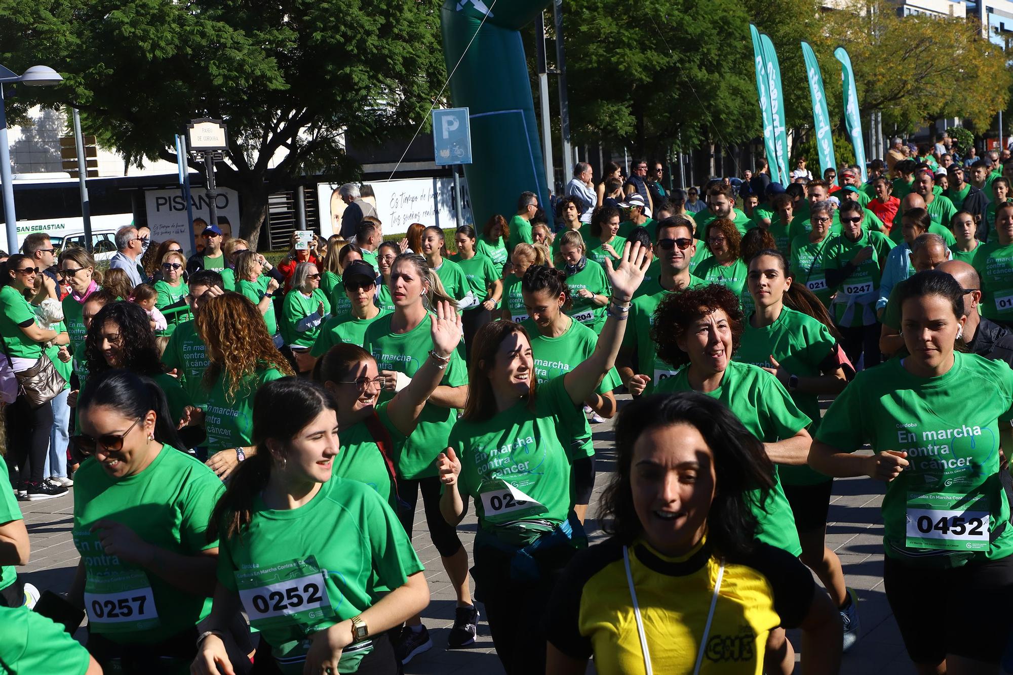 La Asociación Española contra el Cáncer convierte el Vial en una gran marea verde